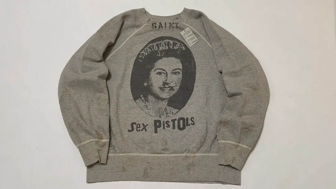 SAINT Mxxxxxx x SEX PISTOLS QUEEN SP_CREW SWT/GRAY band co-branded retro sweatshirt Queen's distressed sweatshirt with holes Distressed gray S-XL Retro distressed distressed hole wash treatment Hand-made graffiti treatment Factory four-needle six-thread boneless sewing Correct co-branded collar label/correct fruit label/wash water label/little angel label